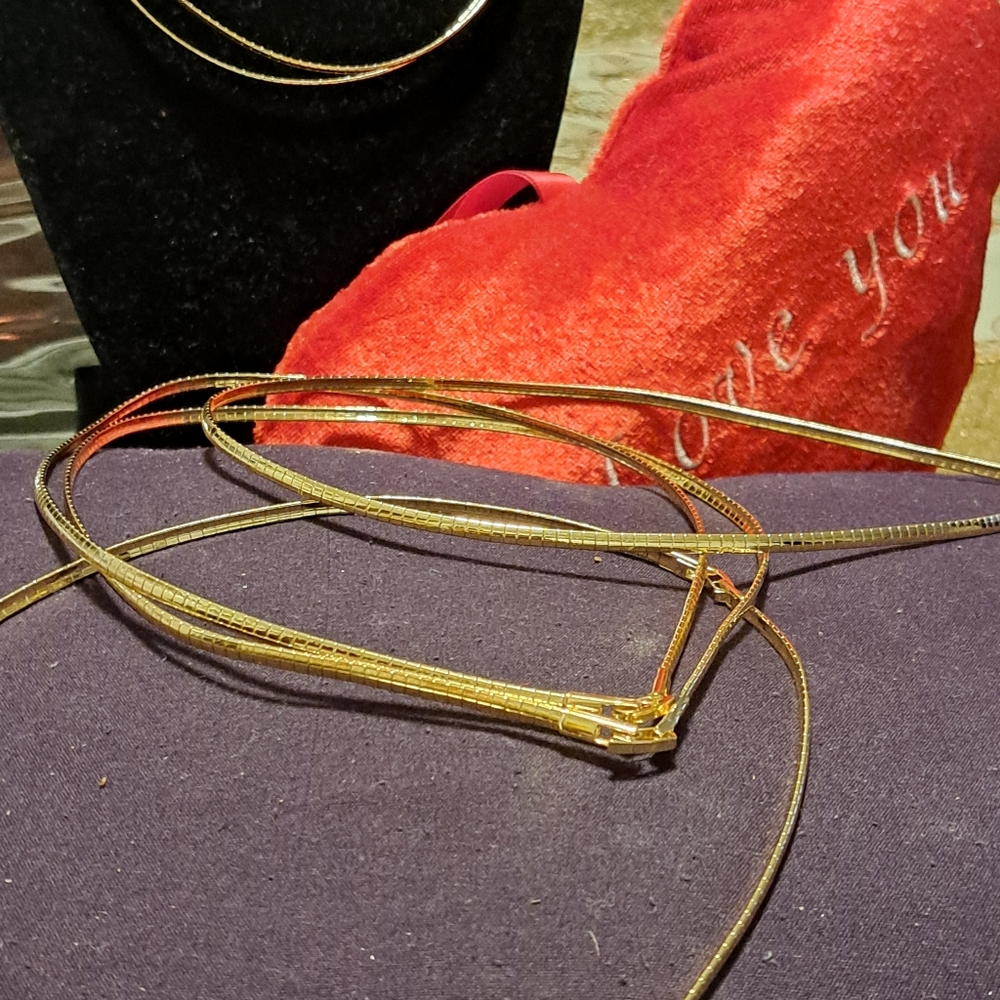 Fine 14k Laminated Gold Hoop. Elegant neck size 14. It does not change color,